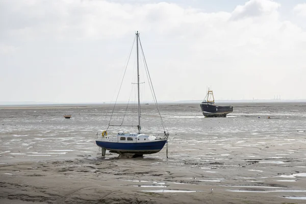 Vissersboten vast op het strand in laagwater periode. — Stockfoto