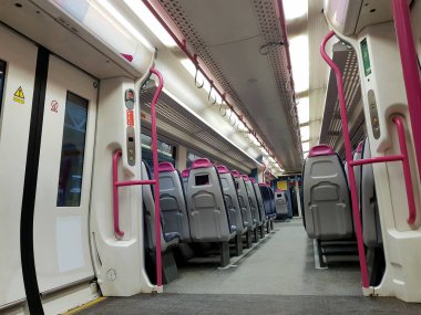 Boş bir vagonun içinde. Büyük Britanya tren sisteminin boş koltuklarıyla yolcu trenlerinin içindeki koridor manzarası..