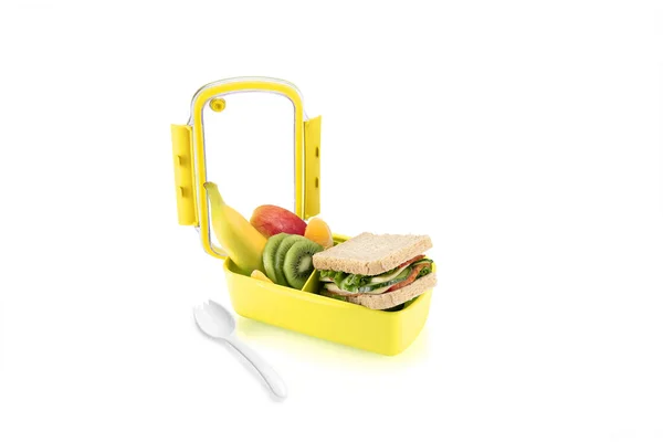 Zdrowy żółty lunch z kanapkami i owocami dla dzieci. Izolacja na białym tle. — Zdjęcie stockowe