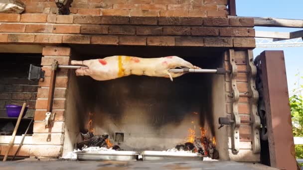 在保加利亚 烤羊肉是在烤羊肉上烤羊肉的传统方法 在餐馆为顾客烹调和烘烤全羊肉 取名为Cheverme — 图库视频影像