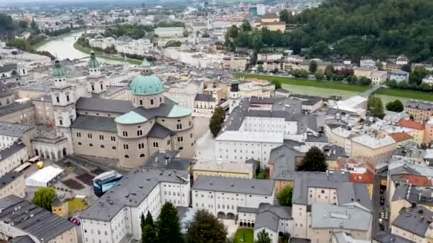 Centro de la ciudad de Salzburgo en Austria, vista desde la fortaleza de Hohensalzburg en un día nublado de verano . — Vídeos de Stock