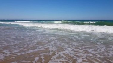 Karadeniz, yaz mevsiminde deniz manzarası. Bulgaristan, Varna 'daki Lagoon Plajı' nda..