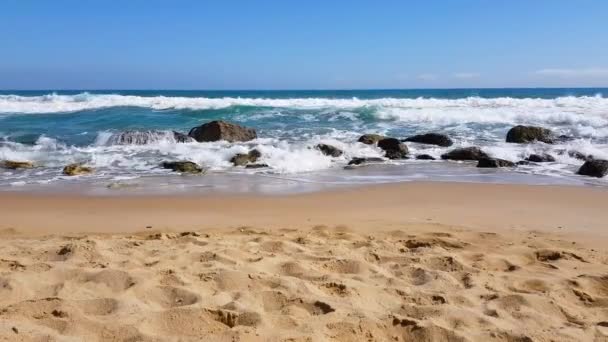 Mar Negro, Vista do mar de praia na luz do sol no verão. Em Lagoon Beach, Varna, Bulgária. — Vídeo de Stock