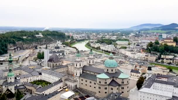 Centrum van Salzburg stad in Oostenrijk, top uitzicht vanaf Hohensalzburg Fort op een bewolkte sommer dag. — Stockvideo