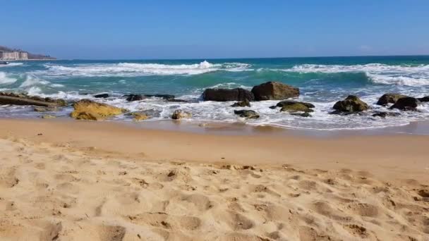 Mar Negro, Vista do mar de praia na luz do sol no verão. Em Lagoon Beach, Varna, Bulgária. — Vídeo de Stock