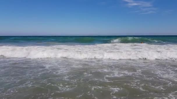 흑 해, 여름 햇살에 비치는 해변의 모습. 불가리아의 바르나에 있는 석호 해변에서. — 비디오
