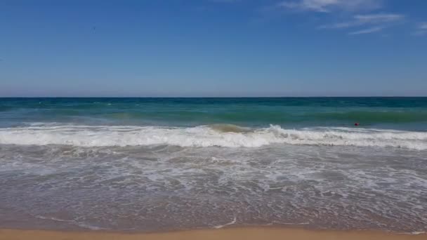 Zwarte zee, Uitzicht op zee op zonlicht in de zomer. Bij Lagoon Beach, Varna, Bulgarije. — Stockvideo