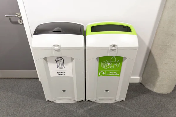 Bir binada geri dönüşüm malzemelerinin toplanması için farklı renkte kapalı çöp kutuları.