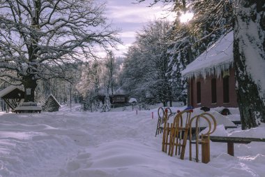 Kış manzarası kızaklarımız ile karda sıkışmış