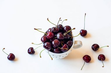 Olgun kirazlı seramik beyaz kupa.