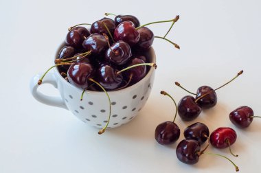 Olgun kirazlı seramik beyaz kupa.