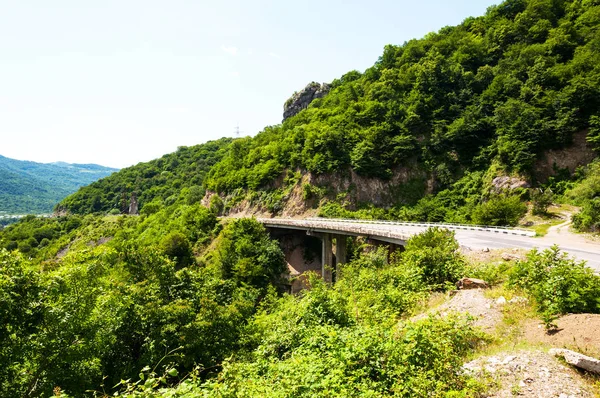 yolda bir arka plan Dağları