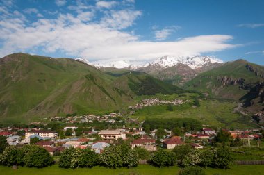 Gürcistan dağlarda Stepantsminda Köyü
