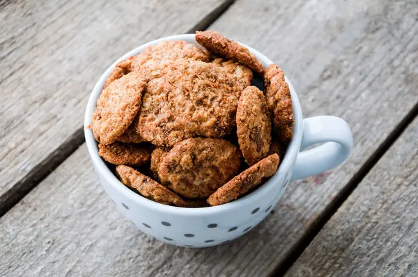 Chocolate chip cookies shot on coffee cup — Stock Photo, Image