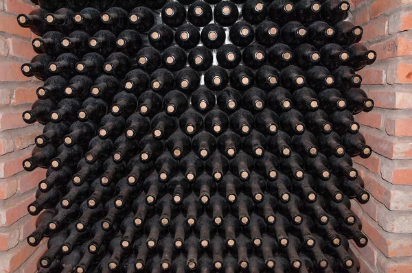 şarap şişeleri mahzende