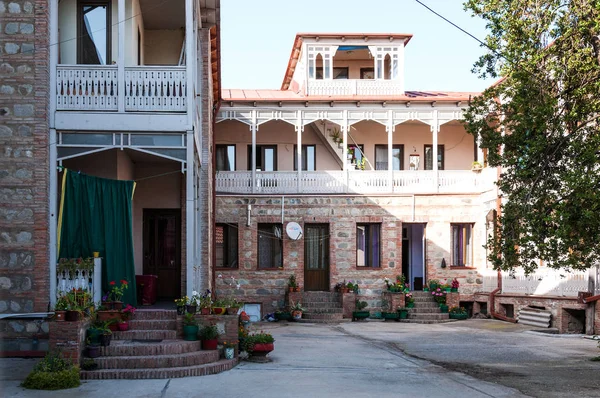 Gemütlicher Innenhof in der Altstadt in Georgien. — Stockfoto