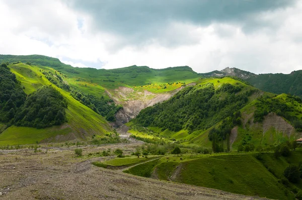 Nézd a kaukázusi-hegység Gudauri, Grúzia. — Stock Fotó