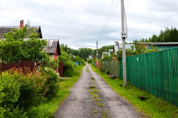Ο χωματόδρομος στο χωριό το καλοκαίρι, Ρωσία — Φωτογραφία Αρχείου