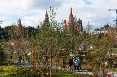 Rusya, Moskova - 16 Eylül 2017: Kremlin yeni ve modern Zaryadye Park Moskova'da muhteşem görünümü.