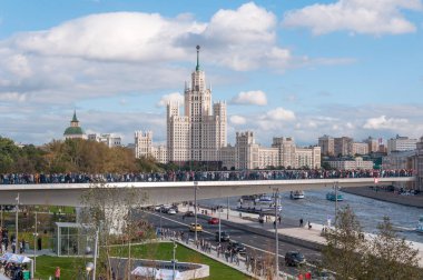 Rusya, Moskova - 16 Eylül 2017: Moskova Nehri Poryachiy Köprüsü Zaryadye Park Moskova Rusya'da yeni köprüden