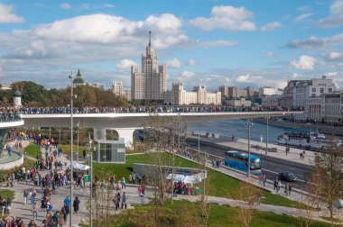 Rusya, Moskova - 16 Eylül 2017: Moskova Nehri Poryachiy Köprüsü Zaryadye Park Moskova Rusya'da yeni köprüden