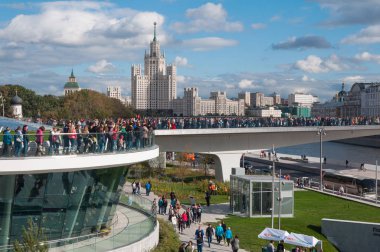 Rusya, Moskova - 16 Eylül 2017: Moskova Nehri Poryachiy Köprüsü Zaryadye Park Moskova Rusya'da yeni köprüden