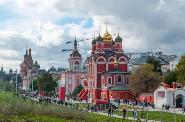 Rusya, Moskova - 16 Eylül 2017: Kilise Tanrı'nın annesi ve Kremlin görünümü Moskova Zaryadye Park'tan simgesinin