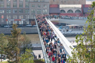 Rusya, Moskova - 16 Eylül 2017: Moskova Nehri Poryachiy Köprüsü Zaryadye Park Moskova Rusya'da yeni köprüden