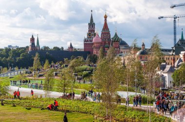 Rusya, Moskova - 16 Eylül 2017: Kilise Tanrı'nın annesi ve Kremlin görünümü Moskova Zaryadye Park'tan simgesinin.