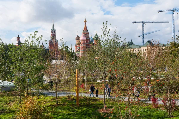 Rusya, Moskova - 16 Eylül 2017: Kremlin yeni ve modern Zaryadye Park Moskova'da muhteşem görünümü.