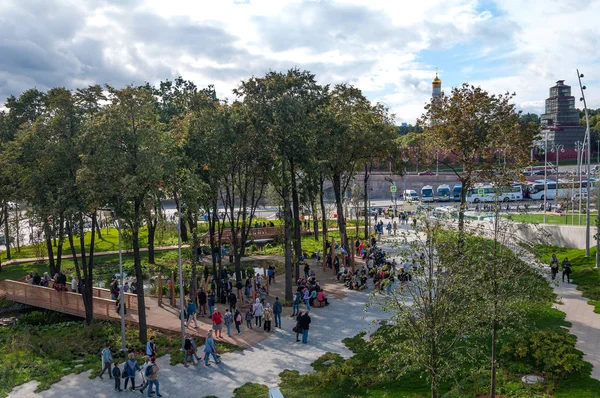 Rusya, Moskova - 16 Eylül 2017: Kremlin yeni ve modern Zaryadye Park Moskova'da muhteşem görünümü.