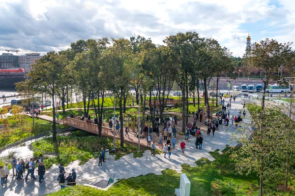 Rusya, Moskova - 16 Eylül 2017: Kremlin yeni ve modern Zaryadye Park Moskova'da muhteşem görünümü.