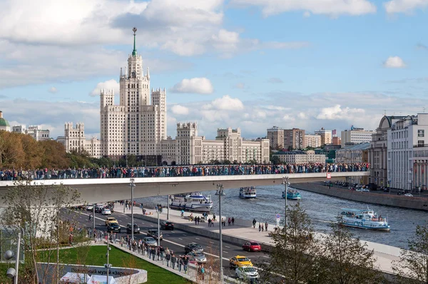 Rusya, Moskova - 16 Eylül 2017: Moskova Nehri Poryachiy Köprüsü Zaryadye Park Moskova Rusya'da yeni köprüden