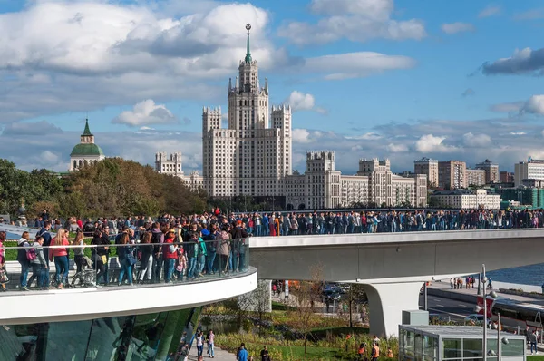 Rusya, Moskova - 16 Eylül 2017: Moskova Nehri Poryachiy Köprüsü Zaryadye Park Moskova Rusya'da yeni köprüden