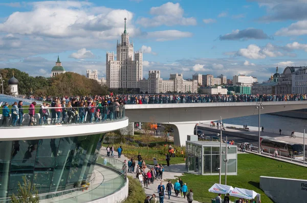 Rusya, Moskova - 16 Eylül 2017: Moskova Nehri Poryachiy Köprüsü Zaryadye Park Moskova Rusya'da yeni köprüden