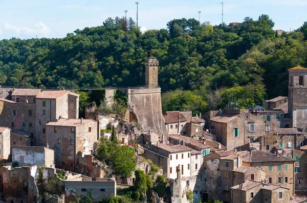 Bela vista panorâmica clássica da antiga cidade de Sorano no outono, província de Grosseto, sul da Toscana, Itália — Fotografia de Stock