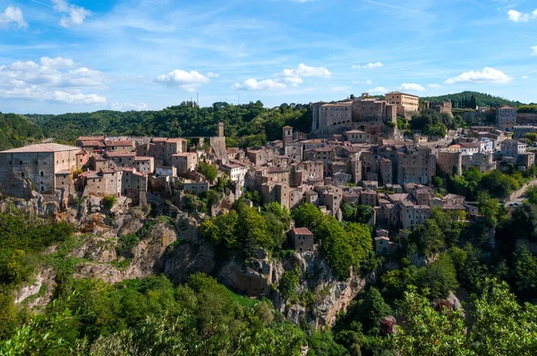 Bela vista panorâmica clássica da antiga cidade de Sorano no outono, província de Grosseto, sul da Toscana, Itália — Fotografia de Stock