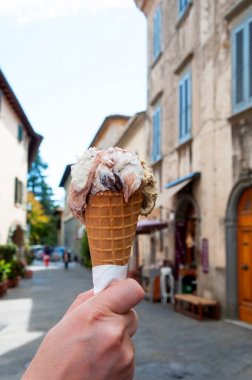 El tutma gelato dondurma ile bulanıklık İtalya eski bir şehrin arka plan