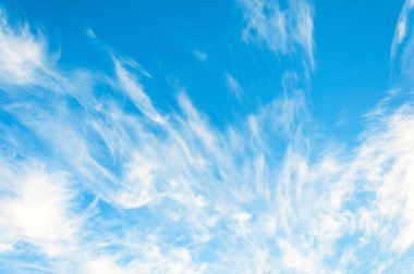 Beyaz bulutlu mavi gökyüzü