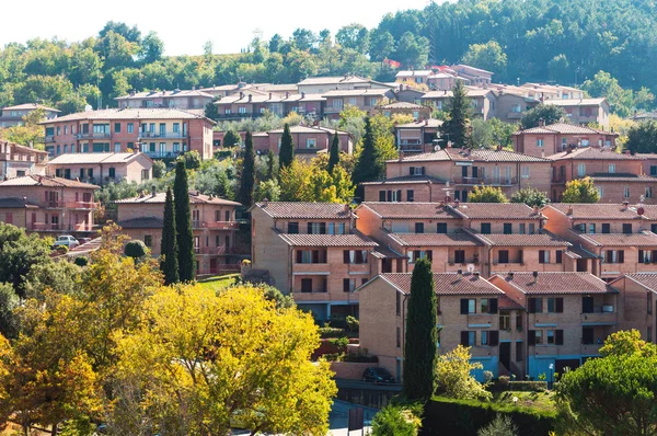 Vista das áreas residenciais de Montalcino. Toscana, Itália — Fotografia de Stock