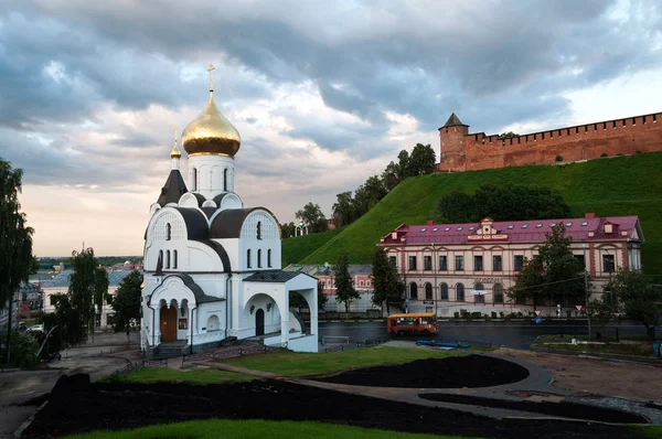 NIZHNY NOVGOROD, RUSIA - 05 DE AGOSTO DE 2017: Iglesia de Kazán Icono de la Madre de Dios en un paisaje urbano al atardecer — Foto de Stock