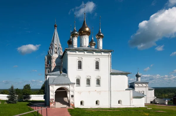 Monasterio de la Santísima Trinidad de San Nicolás en la montaña Puzhalova en Gorokhovets en verano, Gorokhovets, Rusia — Foto de Stock