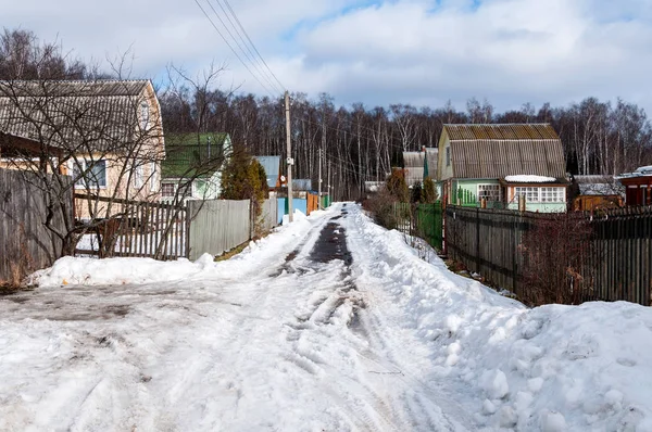 Αγροτικό δρόμο χειμώνα και σπίτια στο χιόνι τον χειμώνα στη Ρωσία — Φωτογραφία Αρχείου
