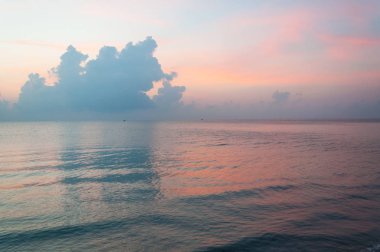 Bulutlar, Hua Hin, Tayland ile denizde ufukta güzel gündoğumu.