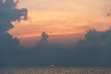 Bulutlar, Hua Hin, Tayland ile denizde ufukta güzel gündoğumu.