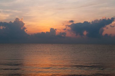 Bulutlar, Hua Hin, Tayland ile denizde ufukta güzel gündoğumu.