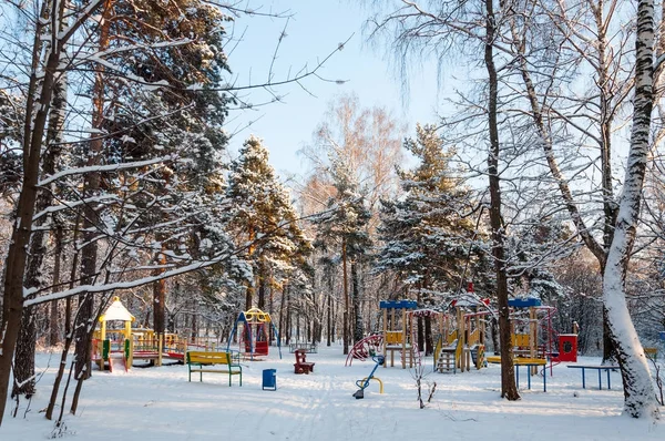 Άδειο παιδική χαρά στο δάσος το χειμώνα — Φωτογραφία Αρχείου