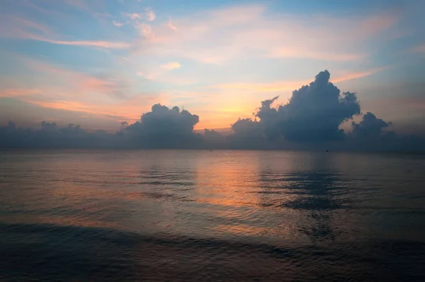 美丽的日出在地平线在海与云彩, 华欣, 泰国. — 图库照片