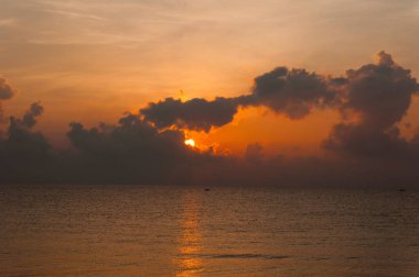 Bulutlar, Hua Hin, Tayland ile denizde ufukta güzel gündoğumu.