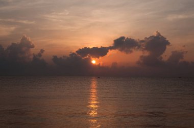 Bulutlar, Hua Hin, Tayland ile denizde ufukta güzel gündoğumu.